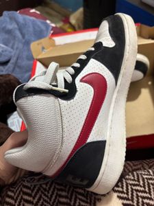 UK-10 Nike Men Borough Sneaker