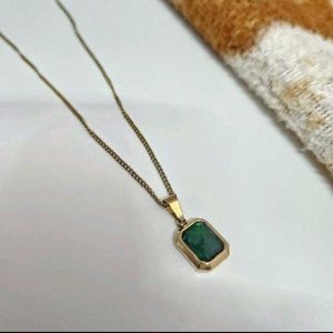Elegant Emerald Pendant Necklace