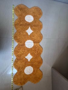 Unique Scalloped Accent Rug