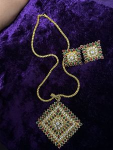 Exquisite Kundan Necklace and Earring Set