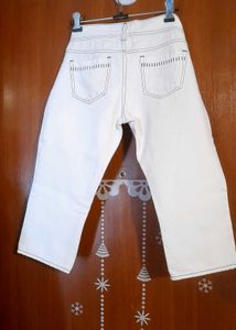 Off white with contrast stitching skinny capri