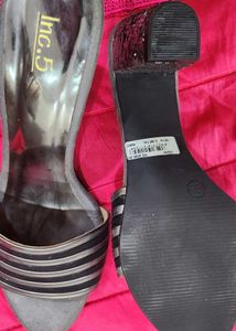 Stylish Inc.5 Grey Heels