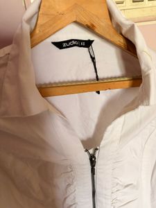 Chic White Cropped Zipper Top