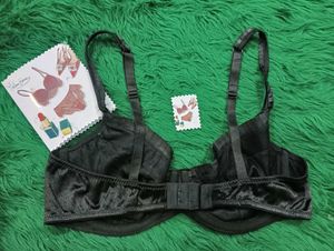 Elegant 34C🎁🫴🏻 Black Lace Trim Bra