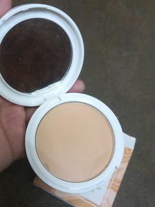 Myglamm LIT Radiant Matte Compact