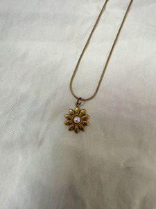 Delicate Gold Flower Pendant Necklace