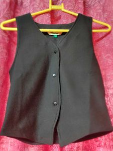 Black Sleeveless Buttoned crop top