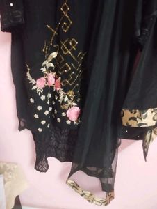 Elegant Black Kurta Set with Floral Embroidery