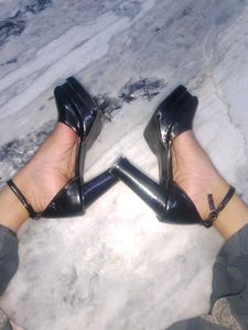 Chic Black Platform Heels with Ankle Strap
