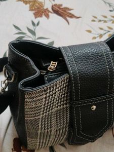 Chic Houndstooth Handbag