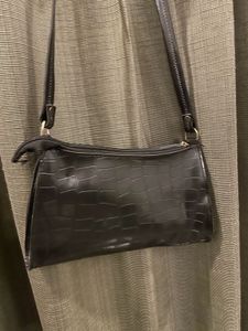 Chic Black Croc Embossed sling Bag