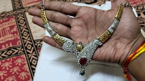 Servile And Gold Mix Nakeless