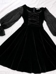 The Evelyne Noire Dress