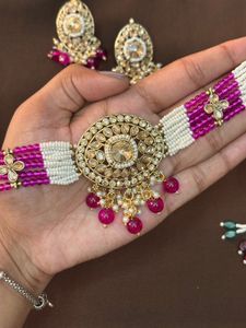 Elegant Gold Maang Tikka with Fuchsia Beads
