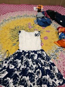 Chic Floral Print Dress and blue leggings free