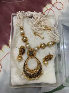 Aura Gold Floral &amp; Pearl necklace