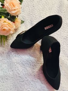 Chic Black Pointed Flats