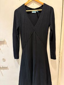 Chic Black Long-Sleeve V-Neck Dress