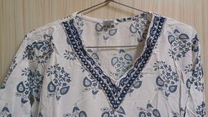 White &amp; Blue Cotton Printed Kurta
