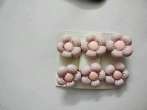62.Cute Flower &amp; Red Snap clips set of 2
