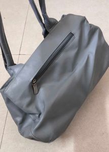 Stylish Grey Handbag 💅
