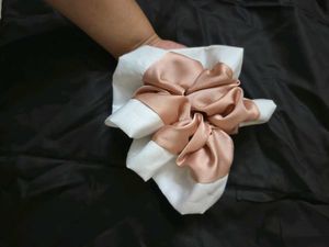 Strawberry Cream Scrunchie 🍓🤍