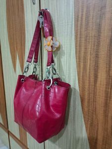 Chic Red Crocodile Textured Handbag