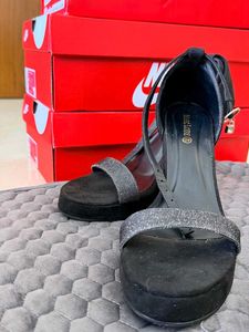 👠Sparkly Platform Heels👠