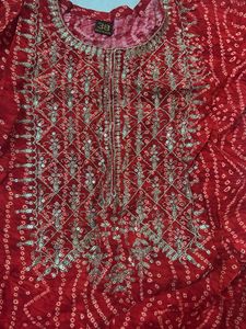 red bandhni kurti
