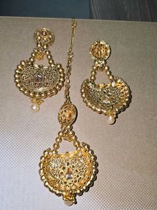 gold pearls mang tikka and earrings