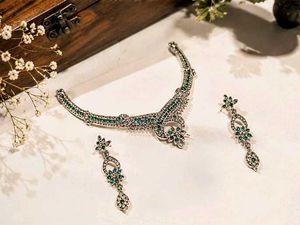 Emerald and Crystal Necklace &amp; Earring Set