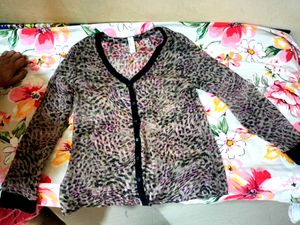 chic Animal / Leopard Print V-Neck Shirt