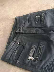 zipper  jeans.