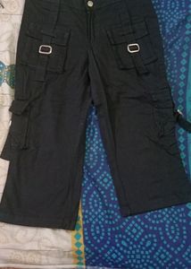 Trendy Black Capri With Pockets
