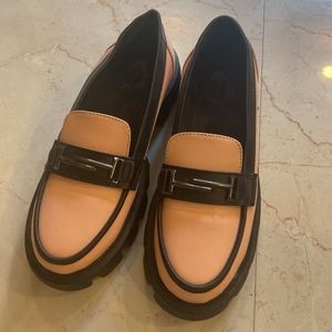 Chic Peach &amp; Black Loafers