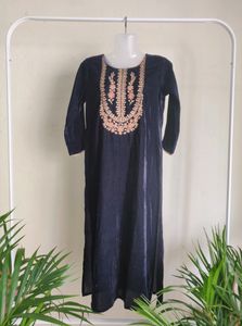 Skylee By Samah Navy Blue Velvet Embroidered Kurta ( Women)