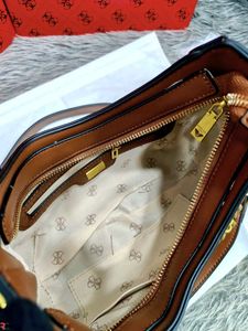GUESS* *DEA 4G LOGO-PRINTED SHOULDER BAG*