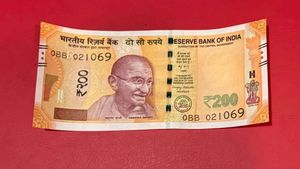 200 rs with Gandhi ji birthdate serial number