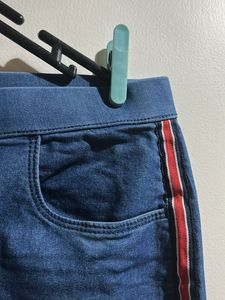 Skinny jeans with side stripes