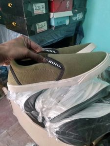 NEW NO USED OLIVE GREEN LOAFERS SHOES FOR MEN AND