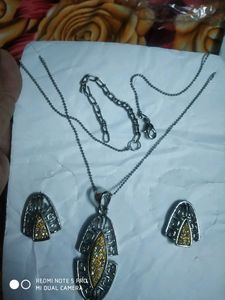 ONLY CASH/SWAP AVAILABLE, NEW Chain Pendent Ear Rings set