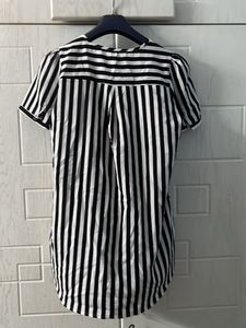 🦓Chic Black &amp; White Striped Top