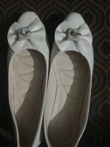 Elegant White Ballet Flats with Bow Detail size 39