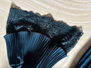Elegant Off-Shoulder Pleated Tunic Top,size M