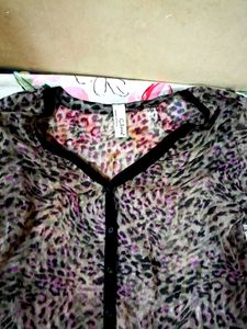 chic Animal / Leopard Print V-Neck Shirt