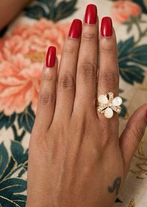 Elegant Flower Rings with Crystals