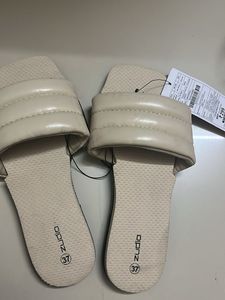 price drop‼️‼️Cream Padded Flat Sandals