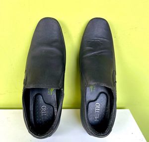 Black formal shoes
