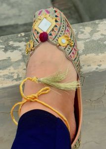 Embellished Juttis/Mojaris