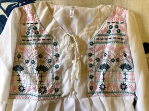 Elegant White Kurta with Intricate Embroidery